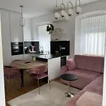 Apartma Sarah's Happy Place *