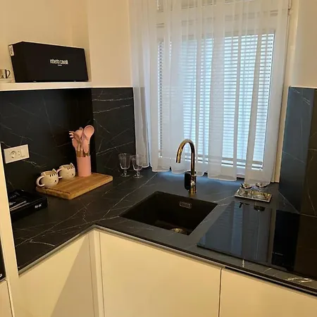 Apartma Sarah's Happy Place アパート