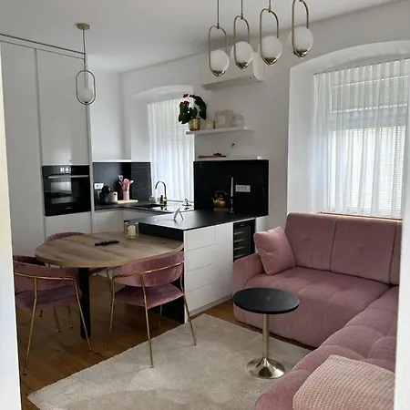 Apartma Sarah's Happy Place *