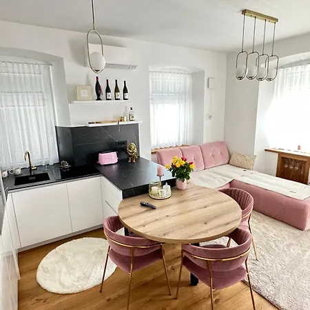 Apartma Sarah's Happy Place *