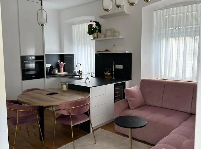 Apartma Sarah's Happy Place *